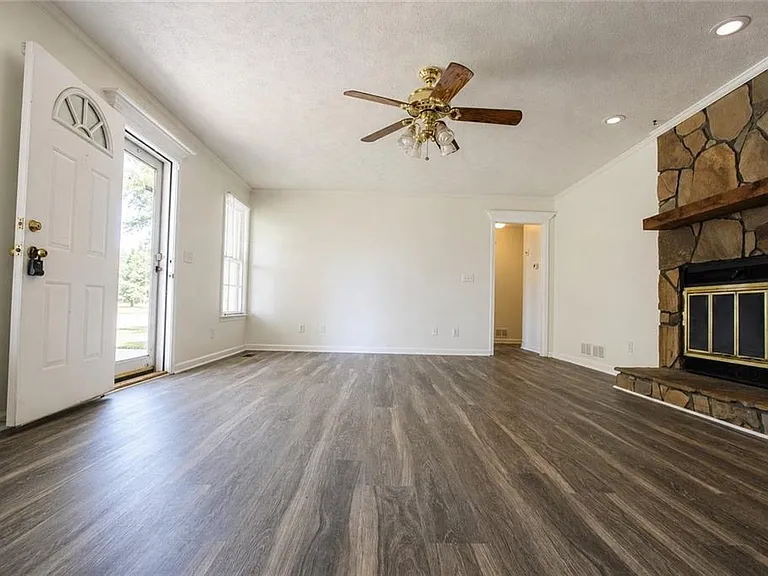 818 Springlake Rd — Photo 5