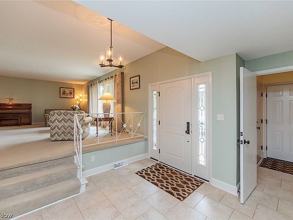 3rd image of 605 Gloucester Dr