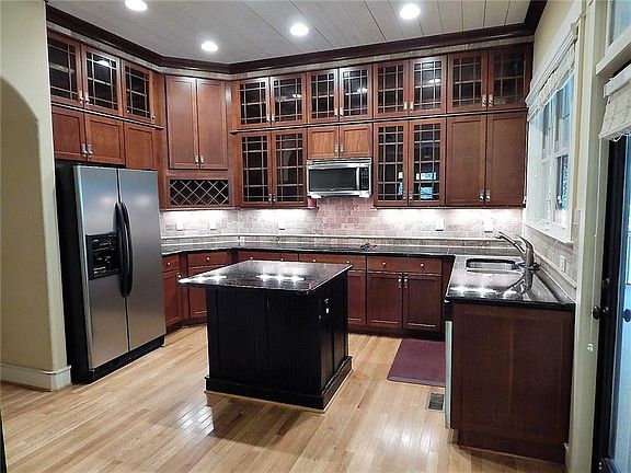 2nd image of 2717 Prado Ln