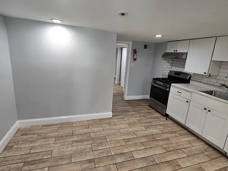 211 W 3rd St #B — Photo 2