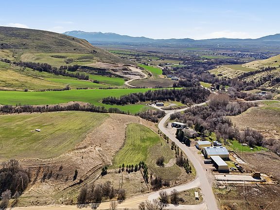 3rd image of 2307 E Maple Creek Rd