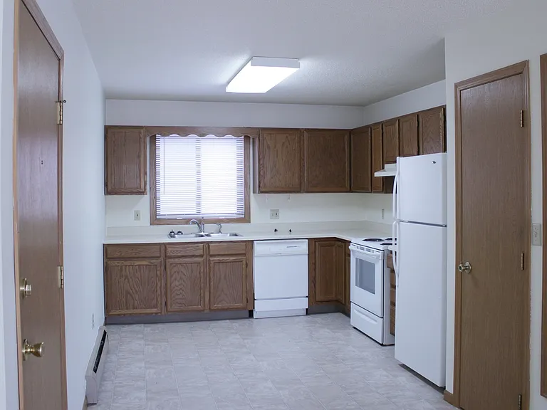Williamsburg Apartments - Attached Double Garage! — Photo 11