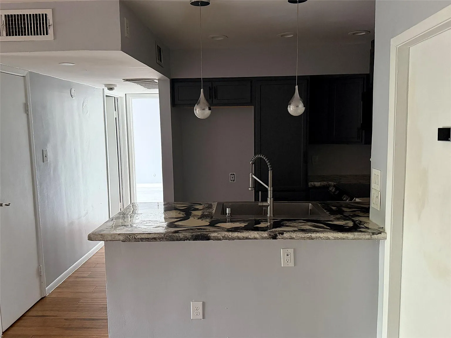 2 bed, 1.0 bath, 865 sqft, $1,100 — Photo 2