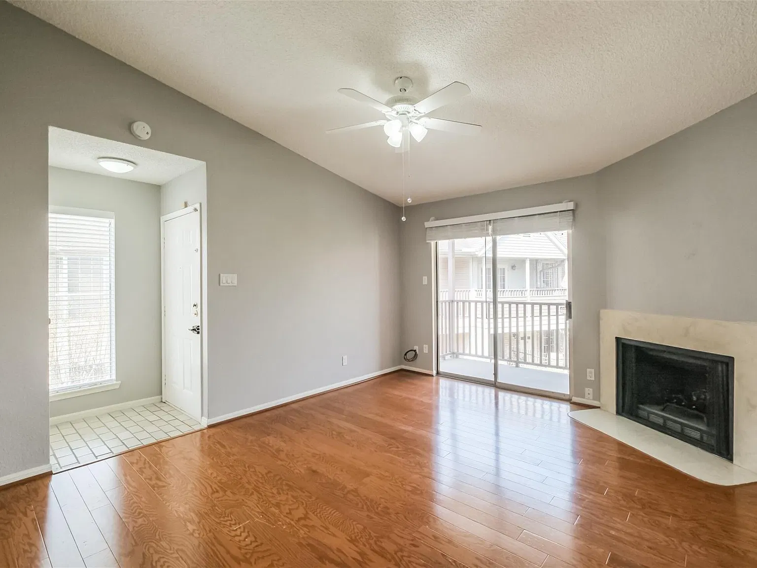 2 bed, 1.0 bath, 996 sqft, $1,390 — Photo 2