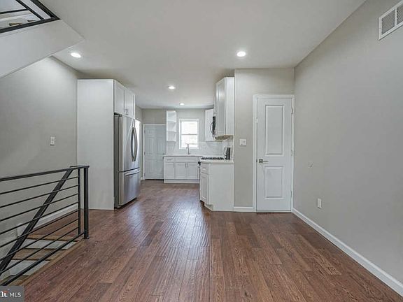 3rd image of 1543 S Myrtlewood St