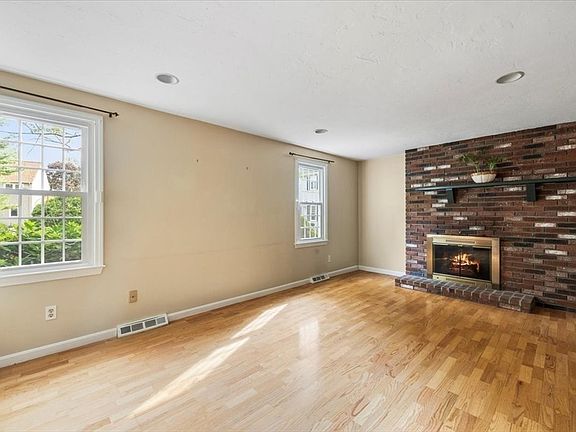 2nd image of 26 Camelot Ct Unit 26