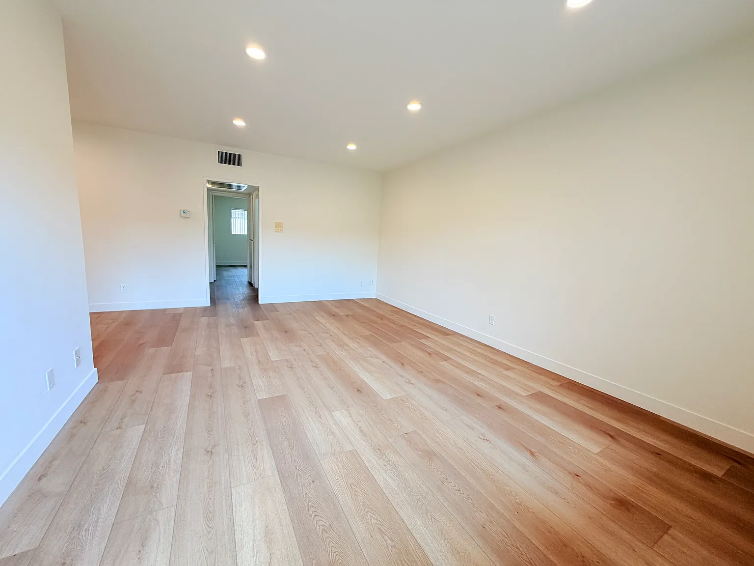 1043 Winchester Ave — Photo 4