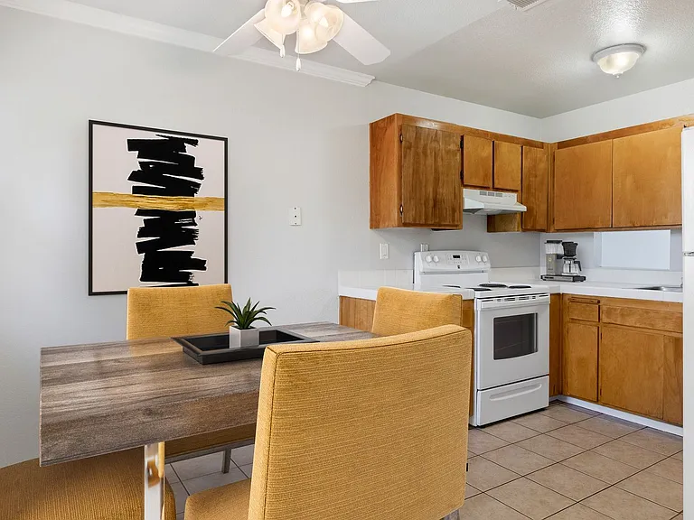 Pioneer Apartments — Photo 18