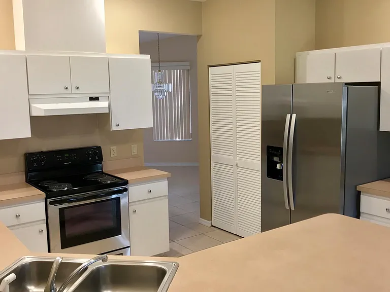 318 W Hillmoor Ln — Photo 11
