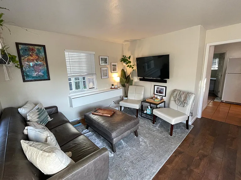 221 Sandercock St — Photo 2