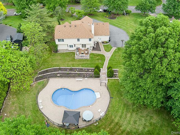 2nd image of 8 Stark Court