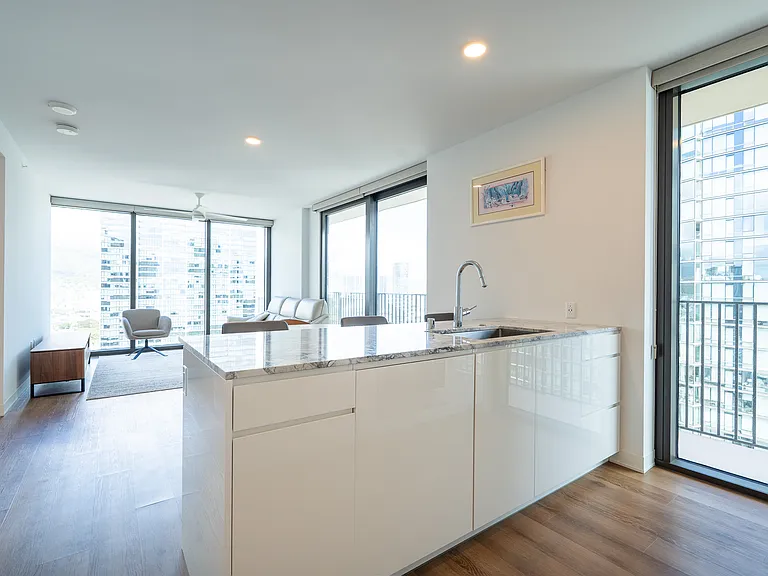 987 Queen St #2714 — Photo 5