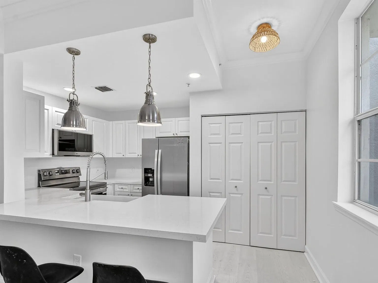 3 bed, 2.5 bath, 1603 sqft, $6,000 — Photo 2