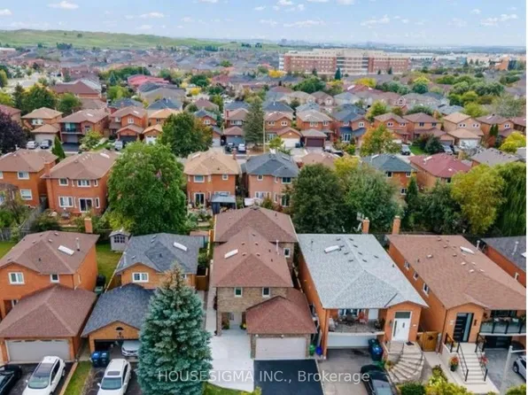 659 Roselaire Trl Unit 1, Mississauga, ON L5R 3C6