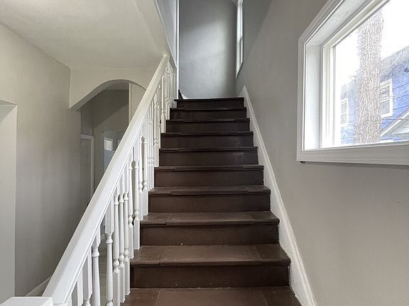 4th image of 915 Blaine Ave