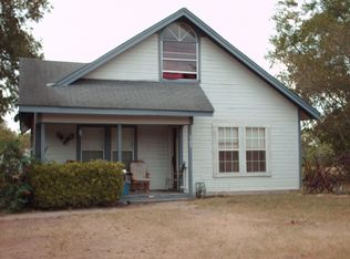 929 4th St, Floresville, TX 78114