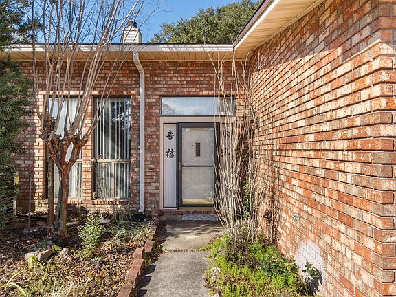 2nd image of 828 Holbrook Cir