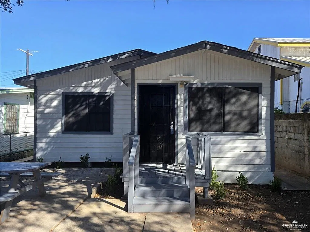 3 bed, 2.0 bath, 1080 sqft, $1,350 — Photo 1