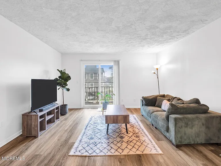 321 Shore Dr #18 — Photo 2