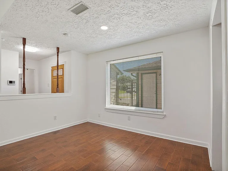9731 Shell Rock Rd — Photo 4
