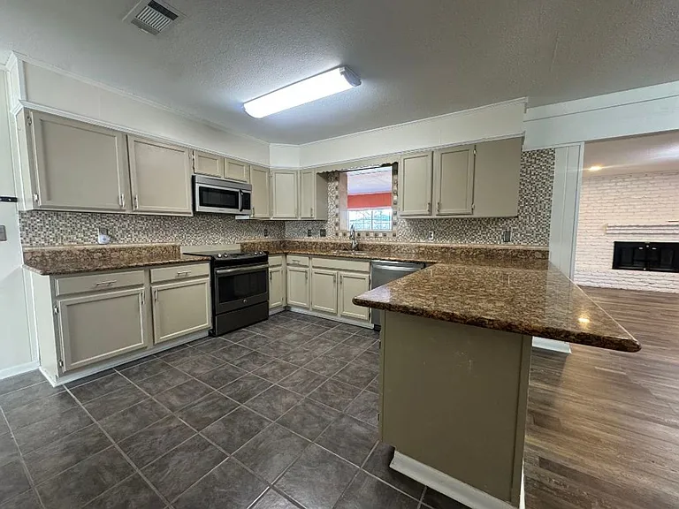 1315 Sussex Dr — Photo 6