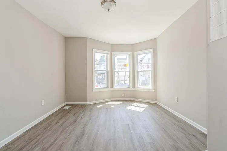 332 Woodside Ave #2 — Photo 2