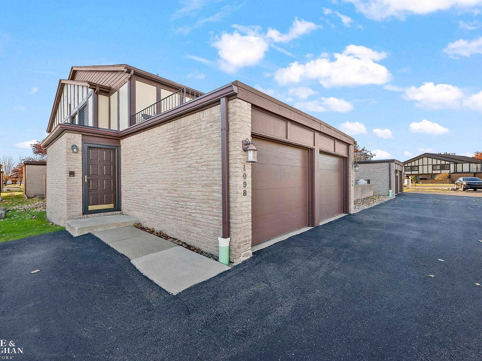 1098 Country Club Dr