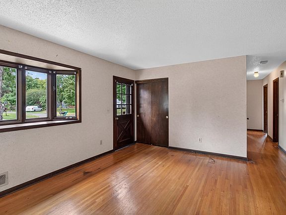 4th image of 8801 Dunlap Ave