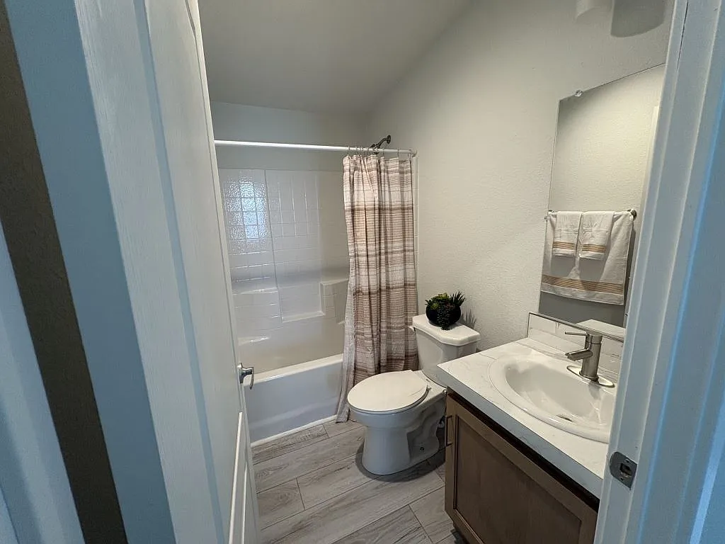 3 bed, 2.0 bath, 1216 sqft, $1,999 — Photo 2
