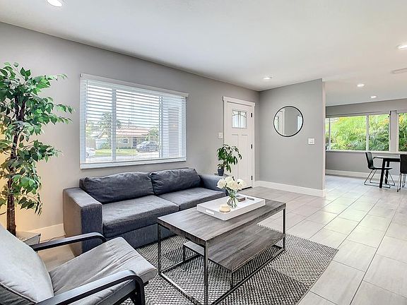 4th image of 223 39th Ave NE