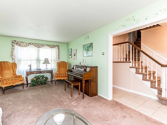4th image of 49 School House Ln