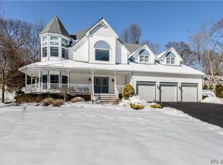 301 Woodbury Rd, Cold Spring Harbor, NY 11724