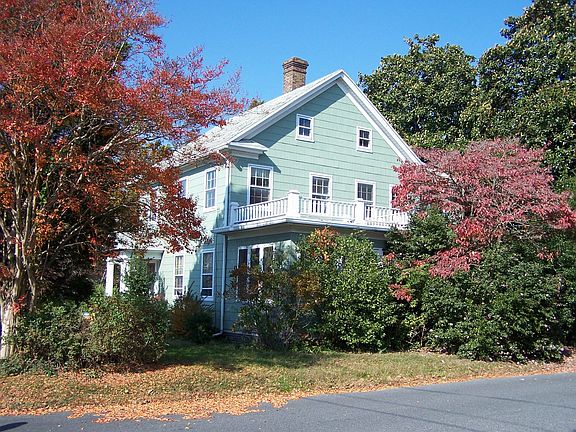 House sits on a nice quiet side street.