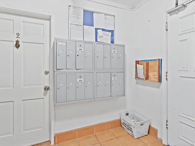 1032 S Redondo Blvd — Photo 12