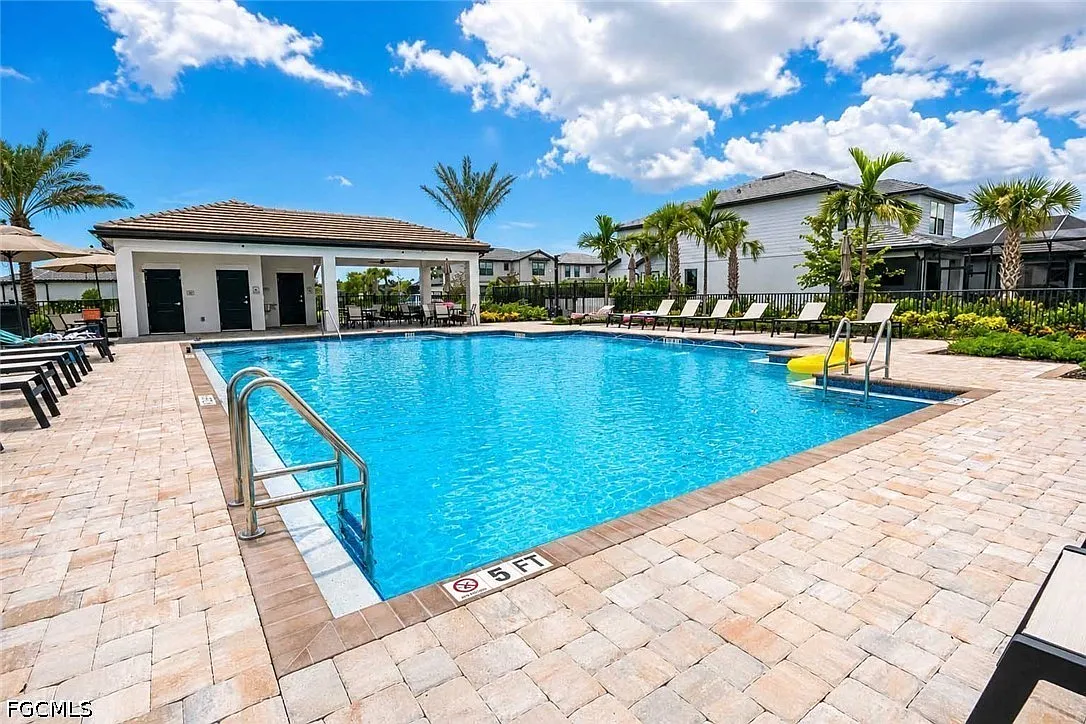 3 bed, 2.0 bath, 2218 sqft, $6,000 — Photo 4