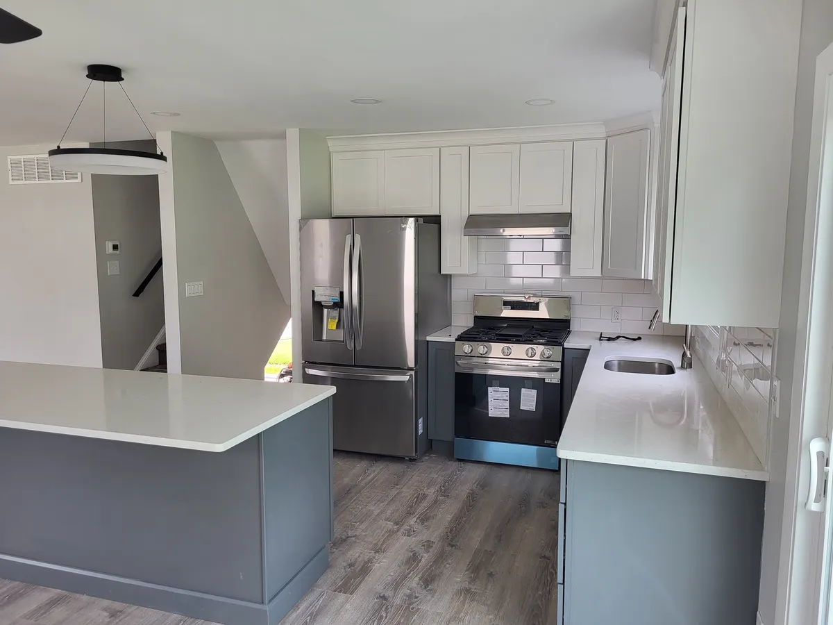 Kitchen with appliances - 404 Warren Blvd