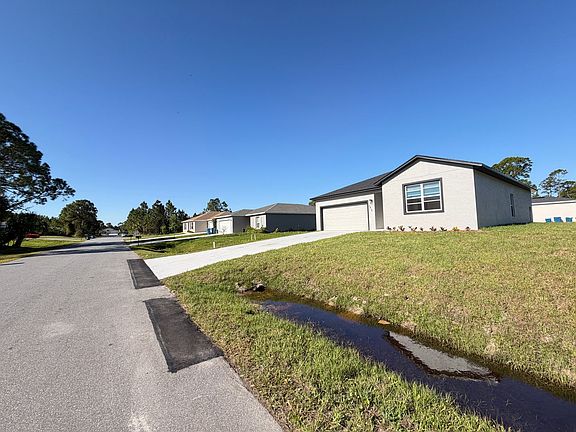3rd image of 2810 Felda Ave SE