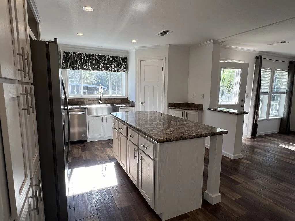 3 bed, 2.0 bath, 1393 sqft, $1,399 — Photo 2