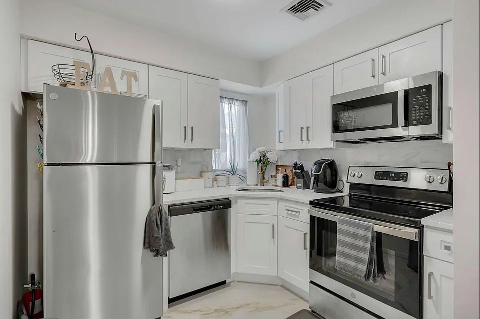 1st image of 526 Laurel Ave Floor 2