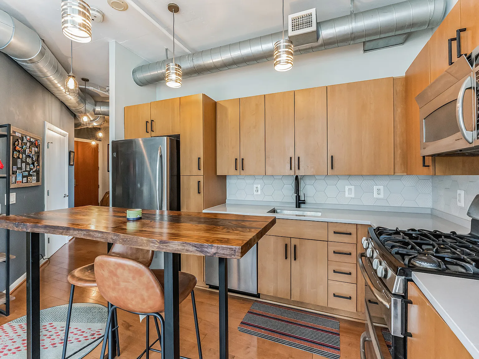 2 bed, 992 sqft, $4,000 — Photo 2
