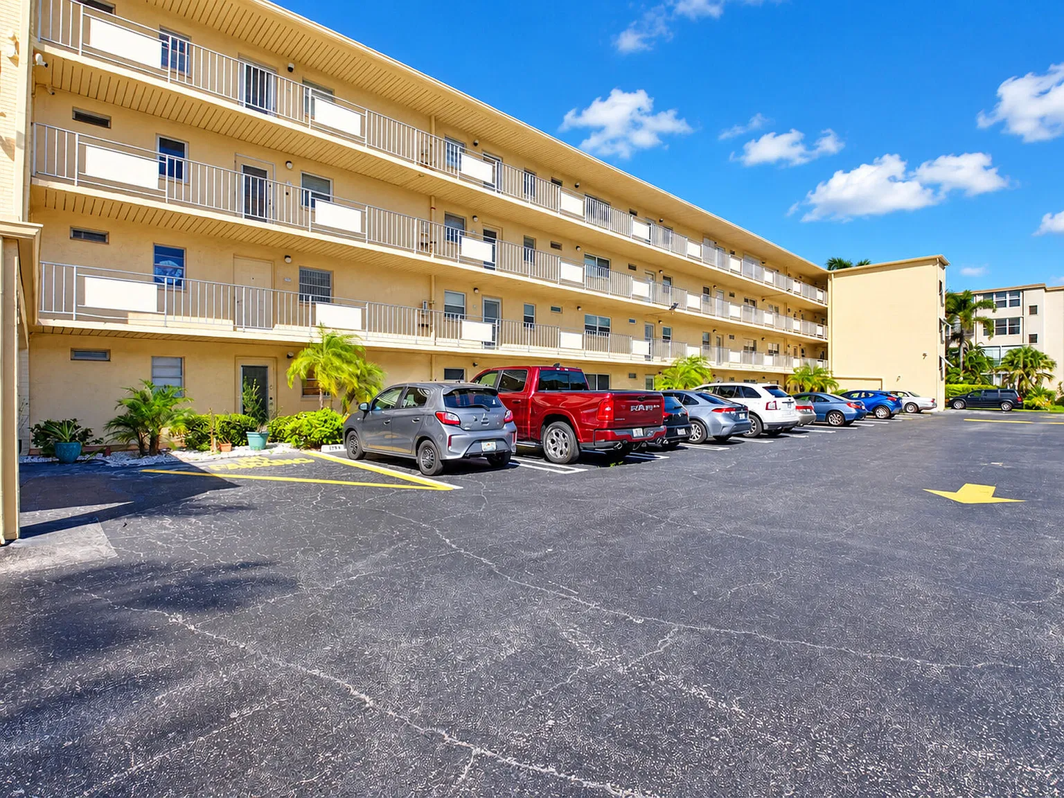 1 bed, 1.5 bath, 754 sqft, $1,590 — Photo 3