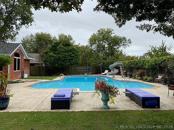 2nd image of 1023 Oak Dr