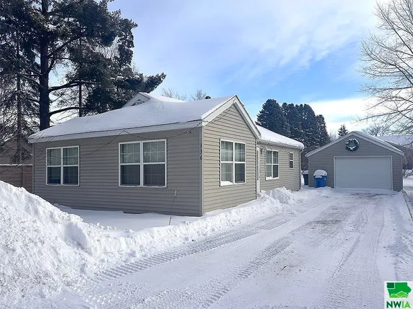 136 4th Ave SE, Sioux Center, IA 51250
