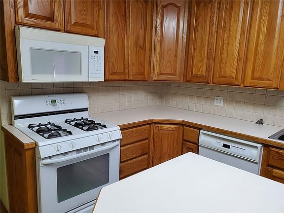4th image of 3210 S Lincoln St