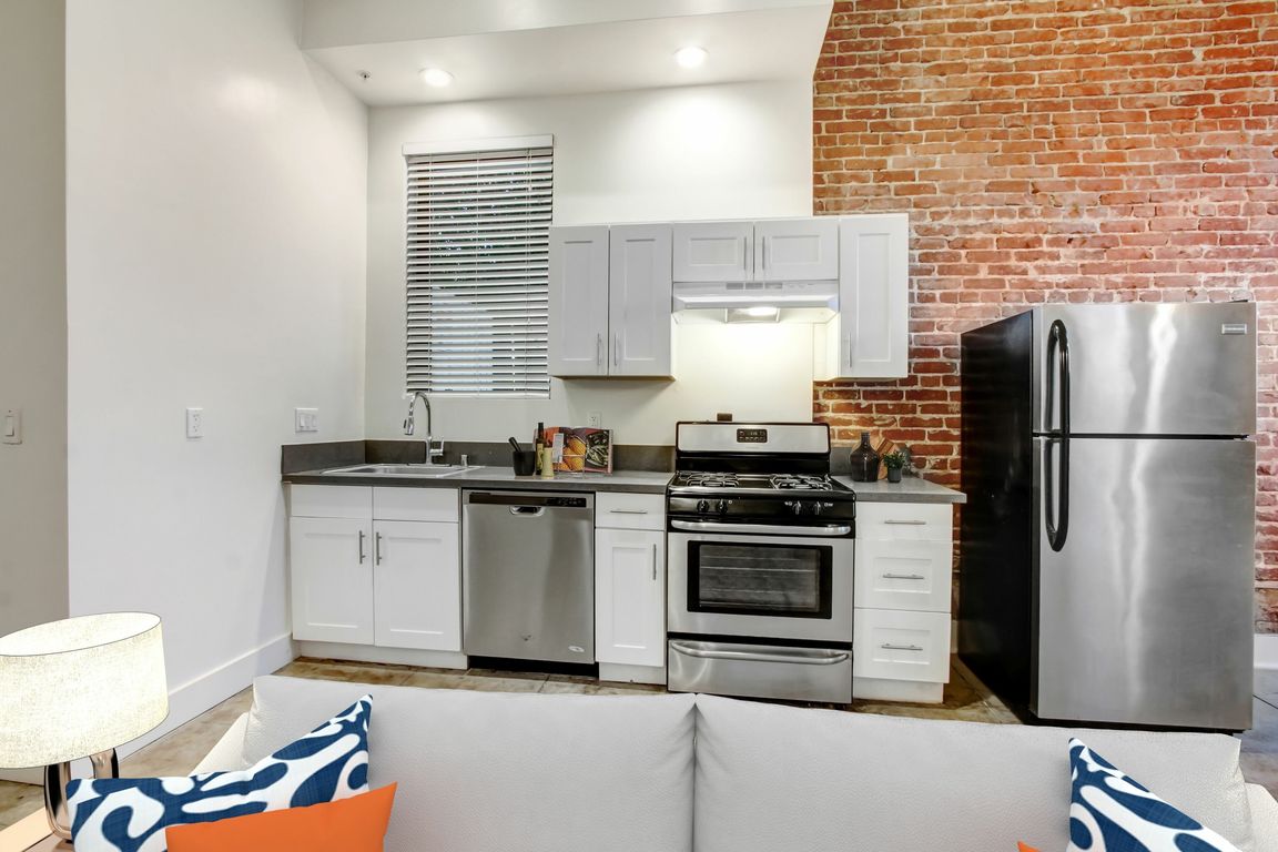 Ancelle - 701 S Gramercy Dr Los Angeles CA (3 units available