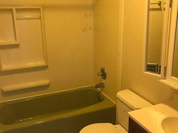 5th image of 405 Blackhawk Rd APT 18