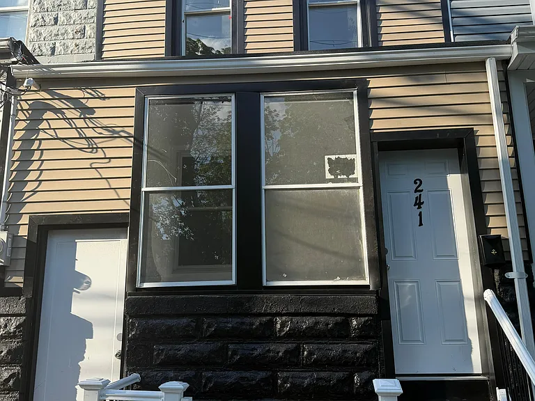241 Hawthorne Ave — Photo 11