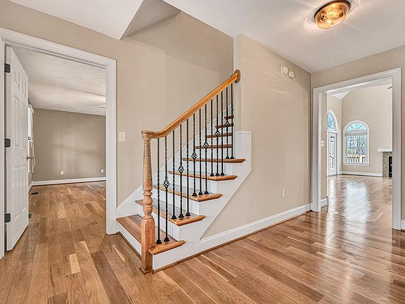 5th image of 1087 Strawberry Hill Ct