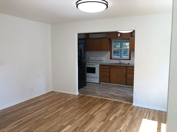 4th image of 610 NE Gray Ln