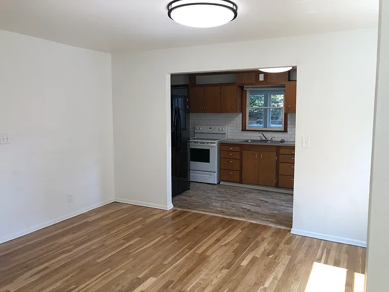 610 NE Gray Ln — Photo 4